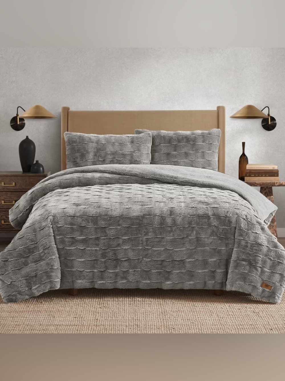🎉LAST CHANCE🎉FRYE Luxurious Channel 3-piece Faux Fur Comforter Set